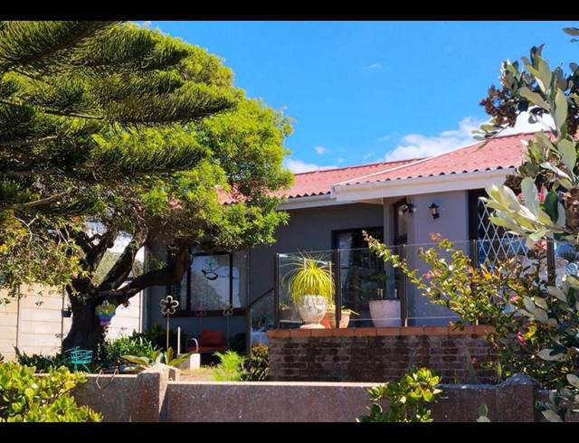 4 BEDROOM HOUSE FOR SALE IN DANA BAY